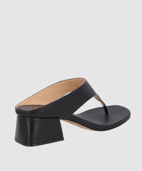 Mule com Tira Entre os Dedos em Couro Preto -
