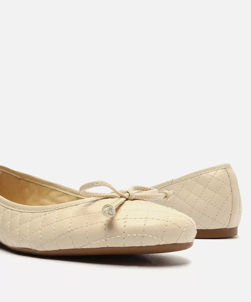 Sapatilha Off-White Matelassê Bico Redondo