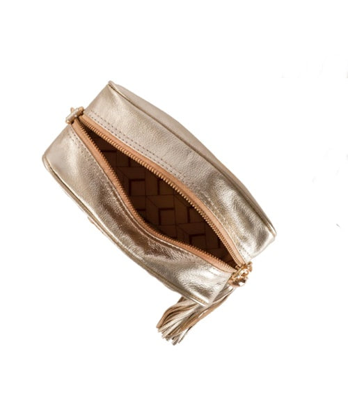 Bolsa Clássica em Couro Metalizado Dourado e Alça de Correntes Média