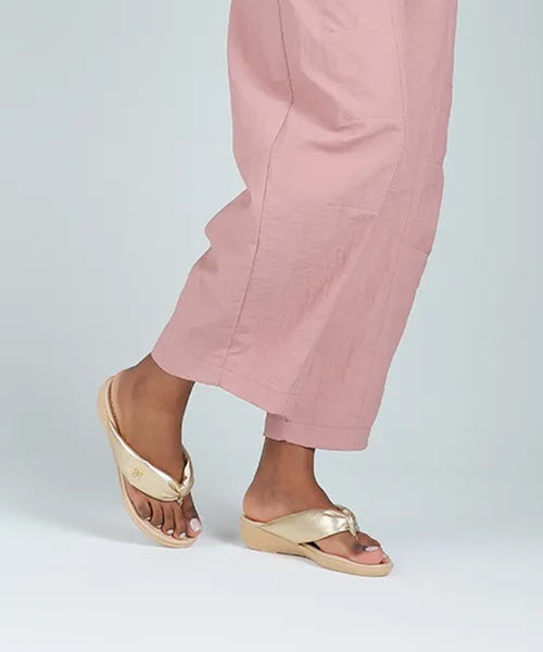 Chinelo Em Couro Dourado Com Tira Larga