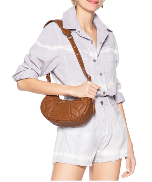 Bolsa Baguete em Couro Caramelo com Alça de Ilhoses Pequena -