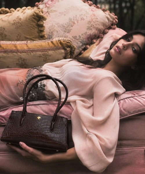 Bolsa Baguete Pequena em Couro Croco Coffee