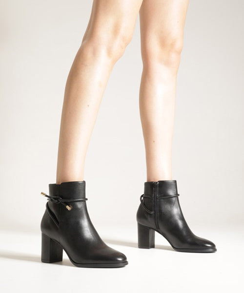 Bota Preta Couro Salto Médio Bloco Tira Nó