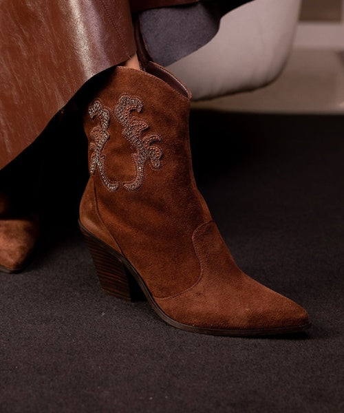 -Bota Cano Curto Camurça Coffee Bordada - Maithë