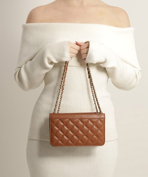 Bolsa Tiracolo Marrom Matelassê Pequena Detalhe