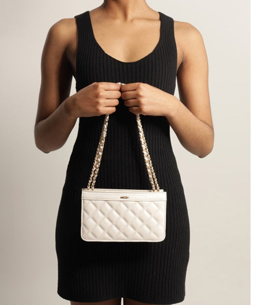 Bolsa Tiracolo Off White Matelassê Pequena Detalhe