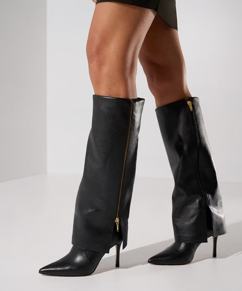 Bota de Cano Alto em Couro Preto Sobreposto de Salto Alto Fino