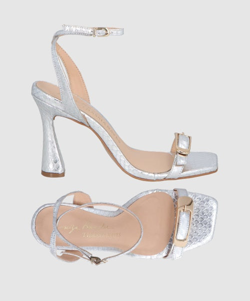 Sandália em Couro Metalizado Prata com Salto Flare Alto
