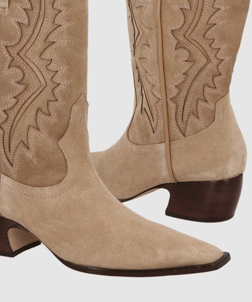 Bota de Cano Médio Cowboy em Camurça Bege Fendi