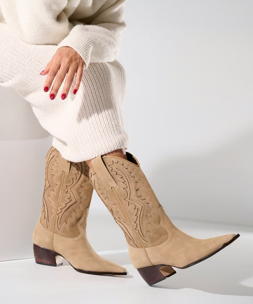 Bota de Cano Médio Cowboy em Camurça Bege Fendi