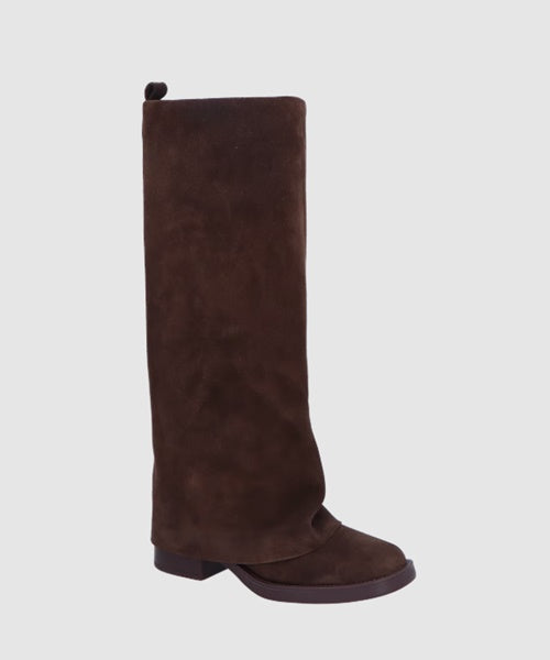 Bota de Cano em Camurça Café Sobreposto Estilo Capuz