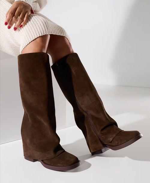 Bota de Cano em Camurça Café Sobreposto Estilo Capuz