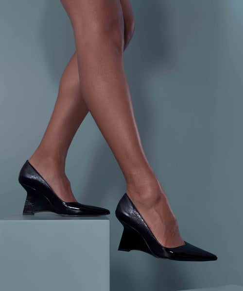 Scarpin Anabela em Couro Verniz Preto
