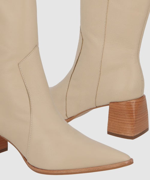 -Bota Cano Médio em Couro Nata