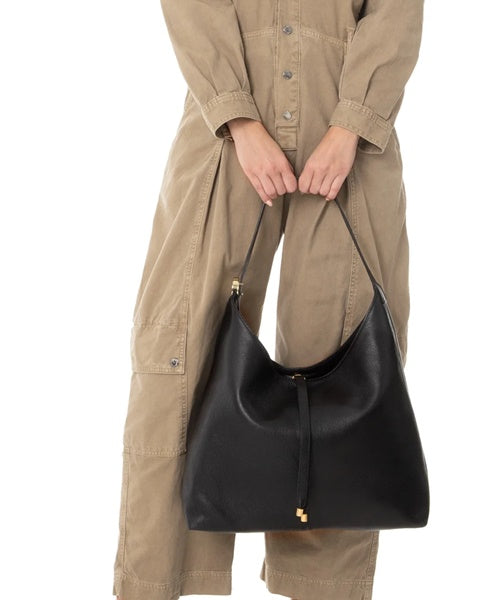 Bolsa Tote Pequena em Couro Preto com Placa Decorativa