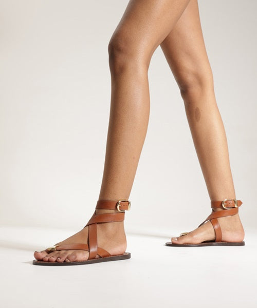 Sandália Rasteira Marrom Couro Tiras Ponteira Metal