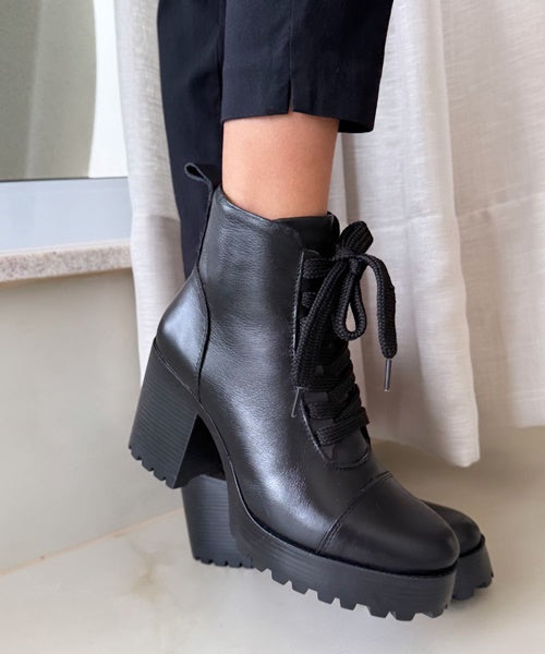 Bota Coturno Salto Médio Cadarço Preto