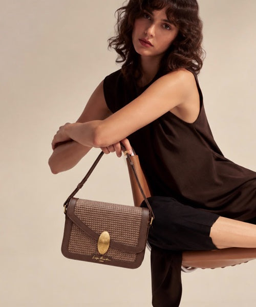 Bolsa Média em Ráfia e Couro Marrom Café com Fecho Dourado