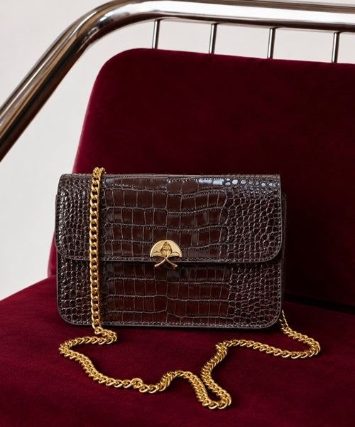 Bolsa Pequena em Couro Croco Coffee e Alça de Corrente