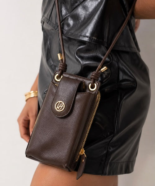 Bolsa Pequena Porta-Celular em Couro Coffee com Alça de Nó