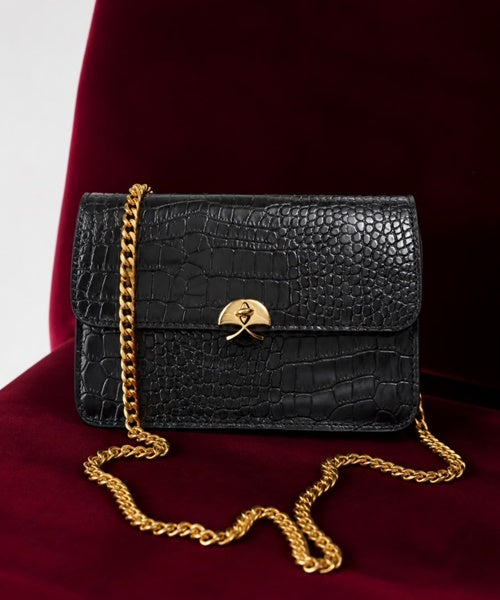 Bolsa Pequena em Couro Croco Preto e Alça de Corrente