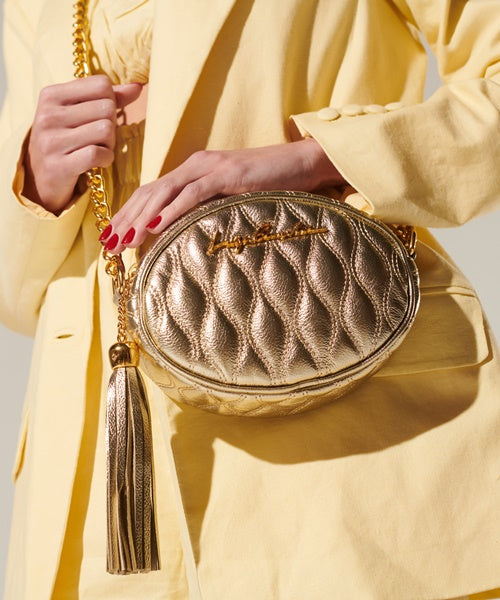 Bolsa Redonda Pequena em Couro Metalizado Ouro